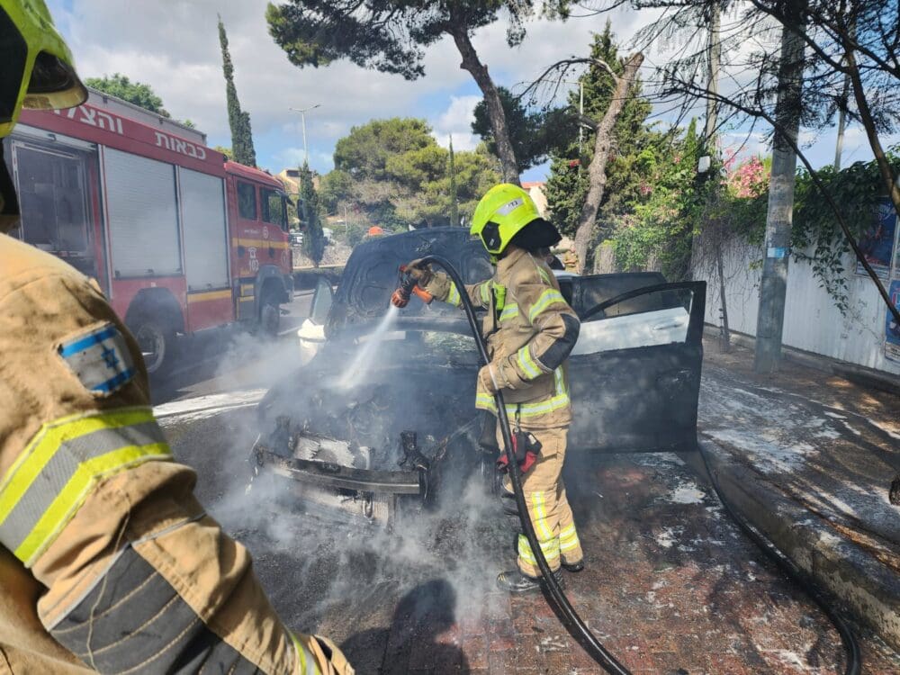רכב בוער בחיפה (צילום: כבאות והצלה)