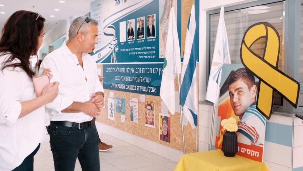 לבנו ביום החגיגי הזה עם 48 החטופים בהם תושב העיר מקסים הרקין (צילום: ע.טירת כרמל)