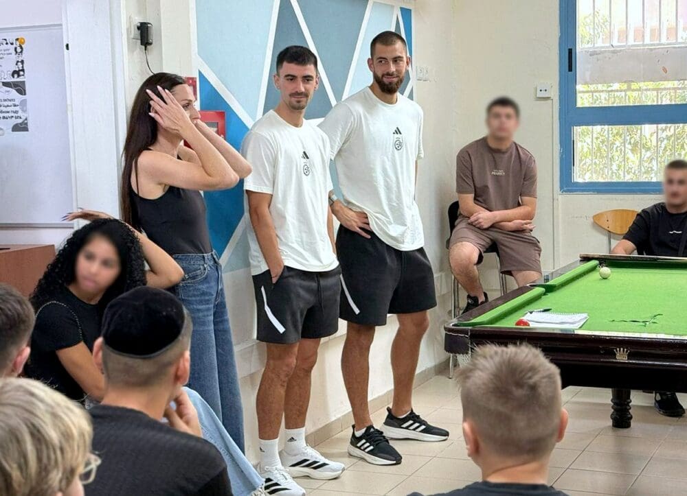מחווה מרגשת: בטאיי וירמיקוב חילקו תיקי בי"ס לילדים בסיכון (צילום: מכבי חיפה האתר הרישמי).
