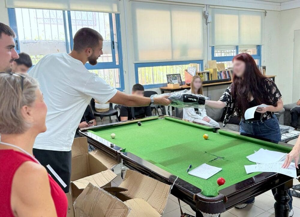מחווה מרגשת: בטאיי וירמיקוב חילקו תיקי בי"ס לילדים בסיכון (צילום: מכבי חיפה האתר הרישמי).