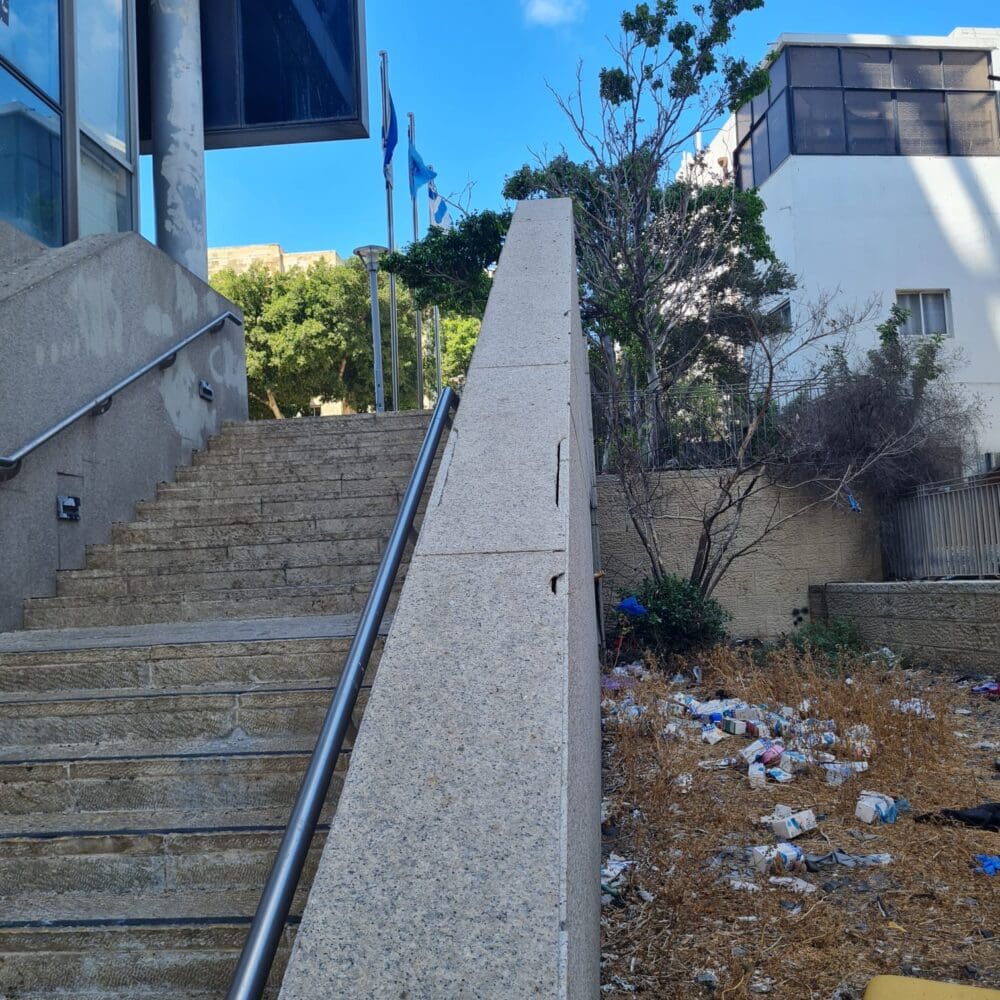 זוהמה ליד בניין מנהל ההנדסה (צילום: חי פה בשטח)