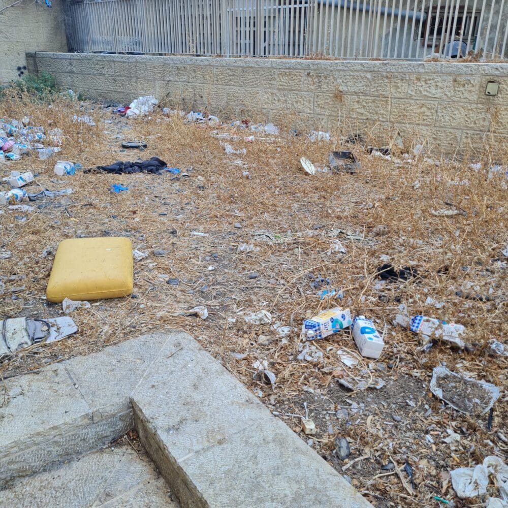 זוהמה ליד בניין מנהל ההנדסה (צילום: חי פה בשטח)