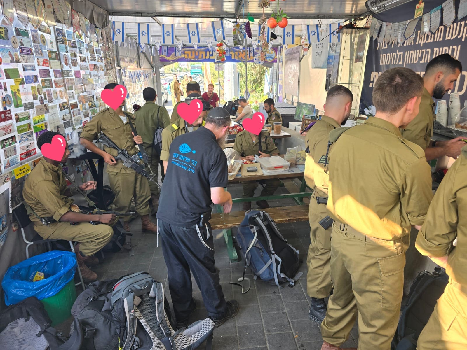 החיילים נהנים מהדוכן שהוקם עבורם (צילום: אלבום פרטי)