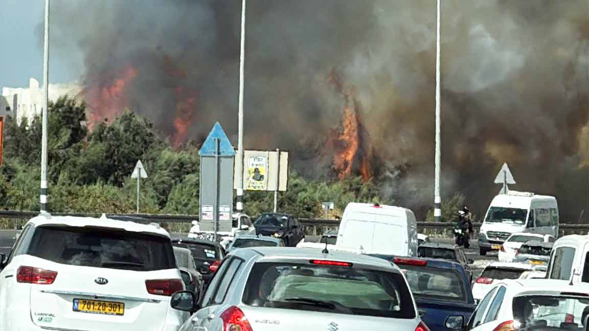 שריפת חורש סמוך לצומת עין המפרץ • כביש 4 נסגר לסירוגין 2/9/25 (צילום: כבאות והצלה)