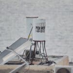 דוד שמש, קולט שמש, חימום מים, אנרגיה סולארית, חיסכון באנרגיה, מערכת חימום, מים חמים, גג, בניין, קומות, ישן,  גג בניין, צנרת, מיכל מים