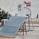 דוד שמש, קולט שמש, חימום מים, אנרגיה סולארית, חיסכון באנרגיה, מערכת חימום, מים חמים, גג, בניין, קומות, ישן,  גג בניין, צנרת, מיכל מים
