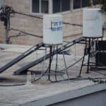 דוד שמש, קולט שמש, חימום מים, אנרגיה סולארית, חיסכון באנרגיה, מערכת חימום, מים חמים, גג, בניין, קומות, ישן,  גג בניין, צנרת, מיכל מים