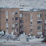 שיכונים, בניין דירות, בניין מגורים, דירות, מזגנים חיצוניים, דודי שמש, קולט שמש, גג בניין, חימום מים, מיזוג אוויר, מערכת סולארית, מבנה עירוני, תשתיות חשמל, בניין ישן, דוד שמש, גג, התחדשות, פינוי בינוי, ישן, שפרינצק, דרייפוס