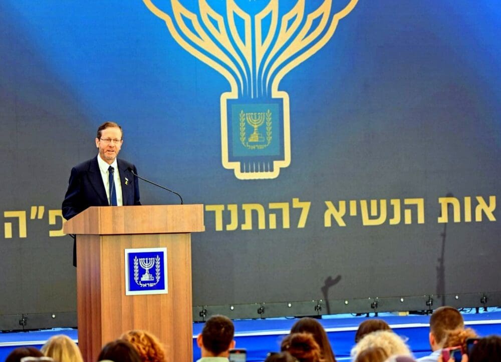 "אות נשיא המדינה להתנדבות 2025" הוענק לאמנית בותיינה חלבי מדלית אל כרמל (צילום: קובי גדעון, לע"מ).