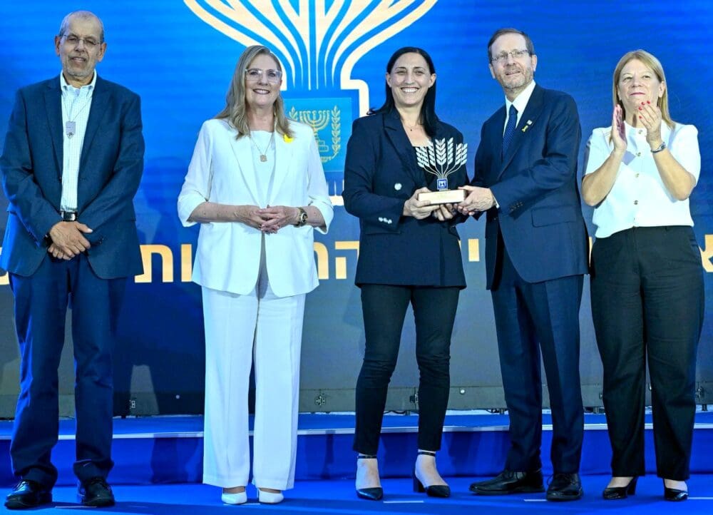 "אות נשיא המדינה להתנדבות 2025" הוענק לאמנית בותיינה חלבי מדלית אל כרמל (צילום: קובי גדעון, לע"מ).