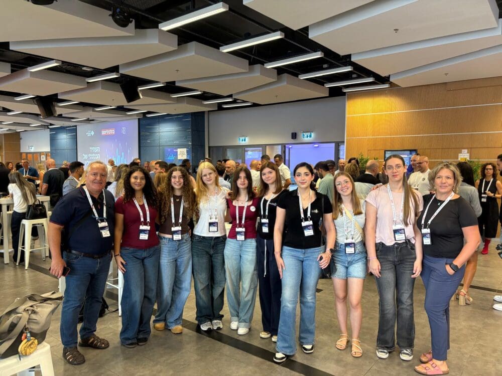 תלמידות בית הספר בסמת החדש (צילום: מיכל גרובר)