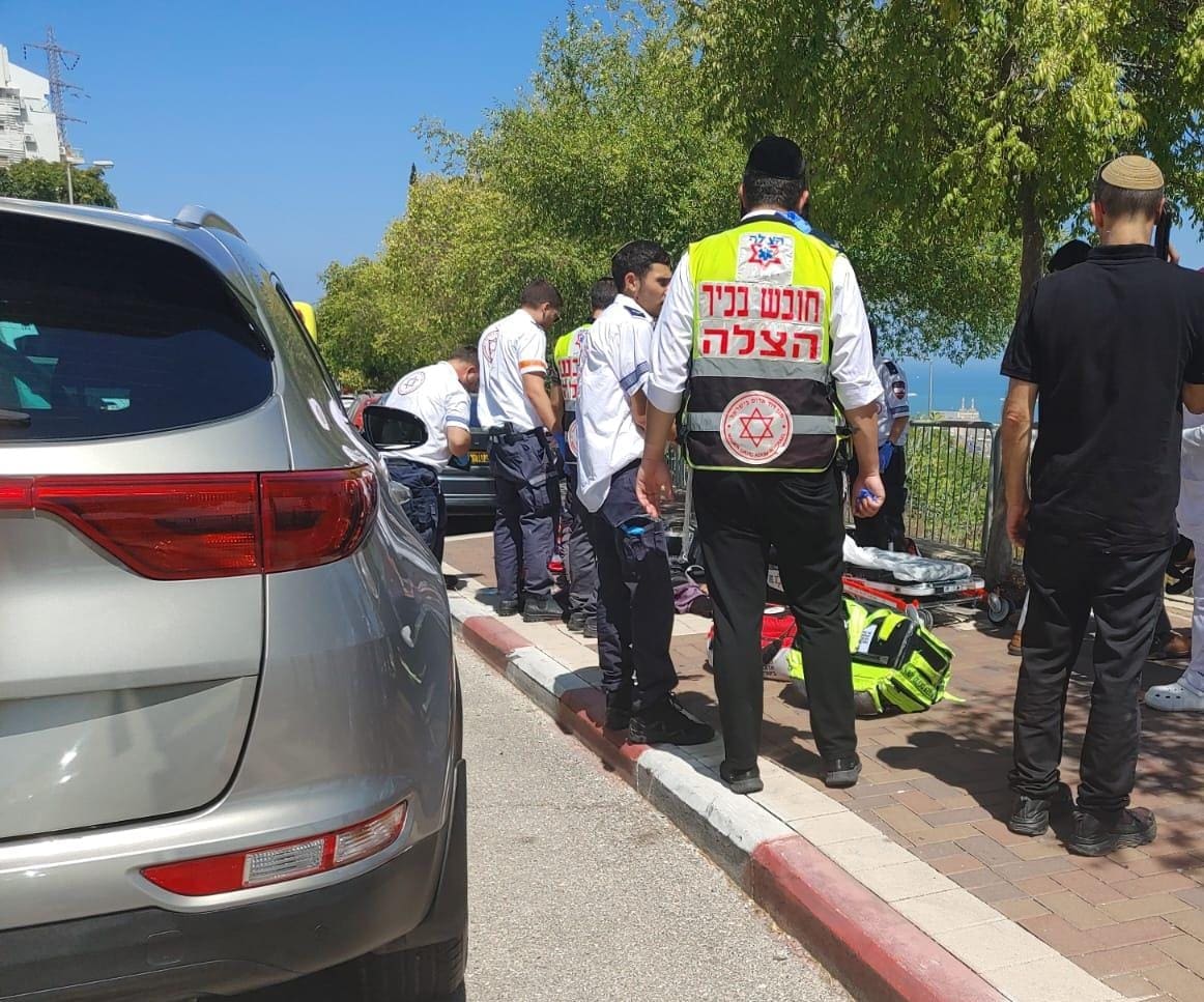 פעולות החייאה באשה שאיבדה את הכרתה ברחוב (צילום: ארגון הצלה)