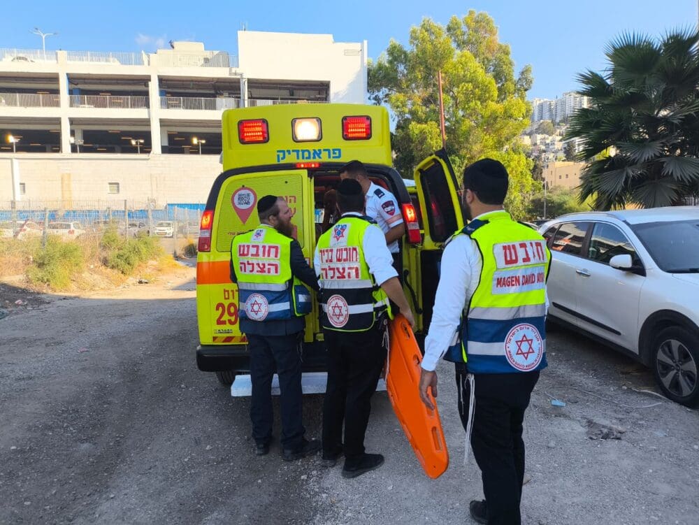 חובשים ופראמדיק באתר הנפילה (צילום: ארגון הצלה)