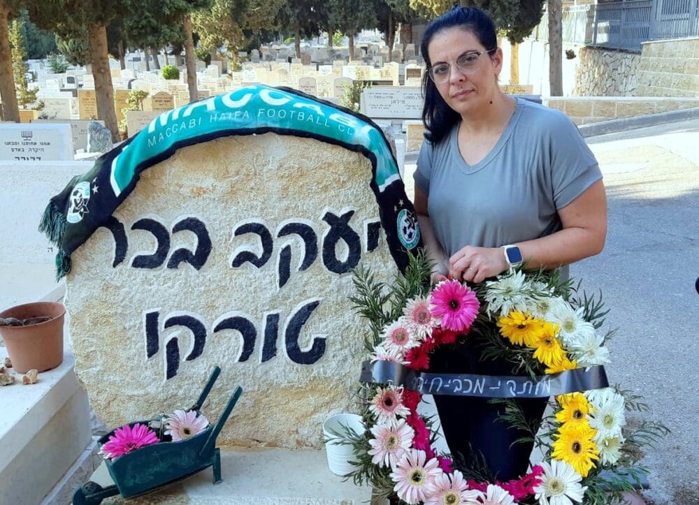 אחרי 21 שנה: ותיקי מכבי חיפה זוכרים את האוהד האהוב והנאמן יעקב "טורקו" בכר ז"ל (צילום: אדיר יזירף).). 