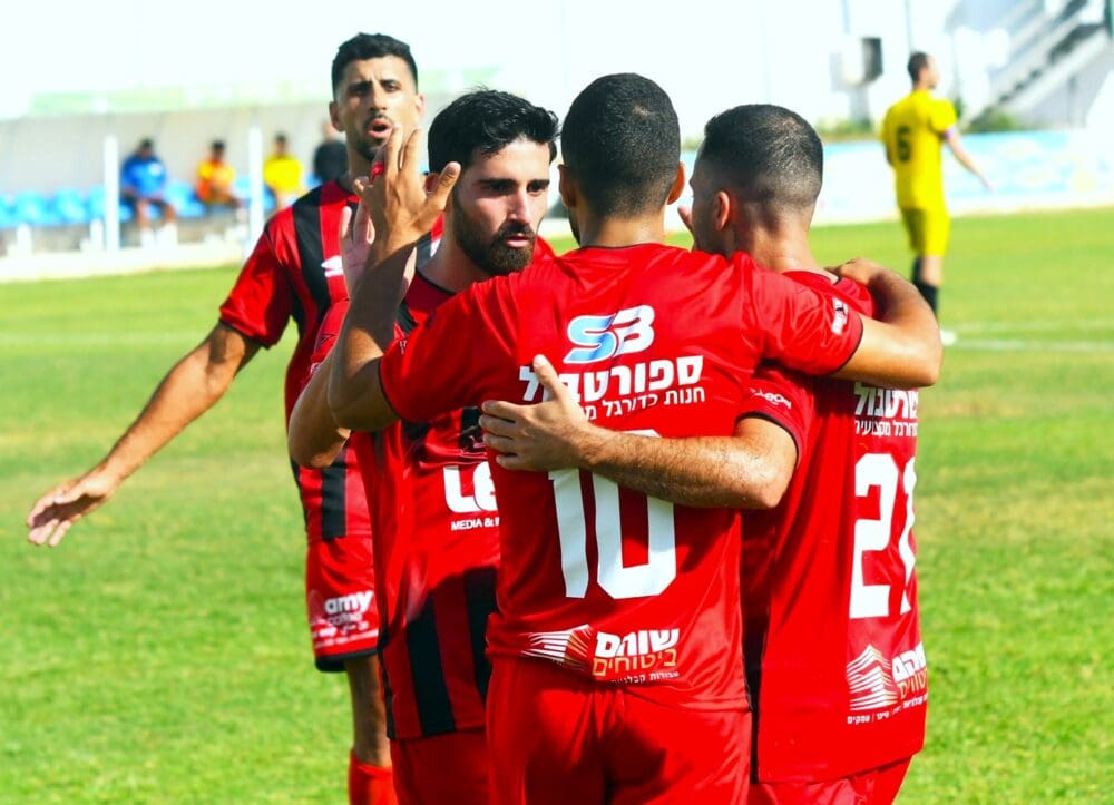 שחקני הפועל טירת הכרמל (צילום: באדיבות אבי רביבו). 
