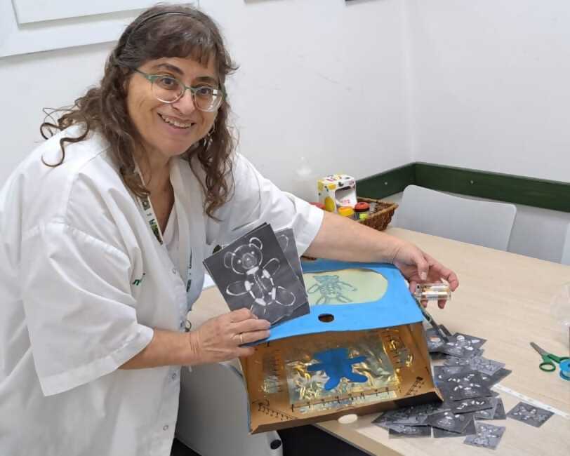 דבורה דור עם מכשיר הרטנגן שהכינה (צילום: כללית)