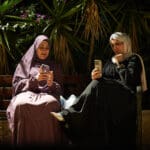 יושבות בטיילת לואי (צילום: שרון לייבל)