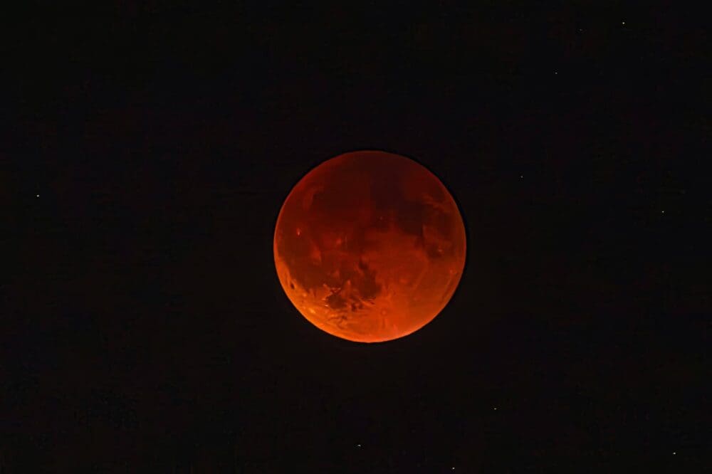 ליקוי לבנה מלא 7-9-25 "ירח דם" 20:10 (צילום: אנתוני הרשקו)