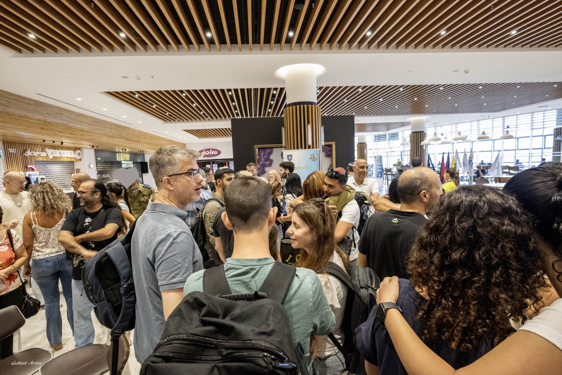 מתנדבים ומתגייסים בקניון חיפה (צילום: אביבה גלברט)