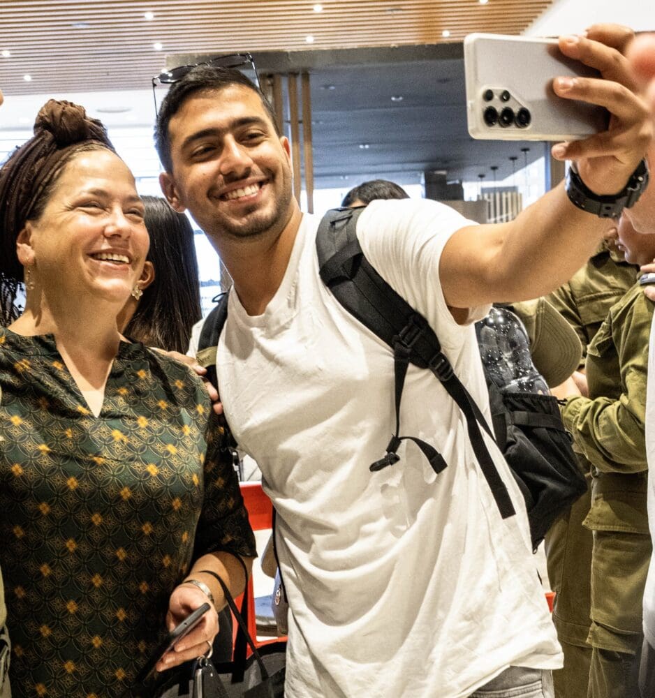 מתנדבים ומתגייסים בקניון חיפה (צילום: אביבה גלברט)