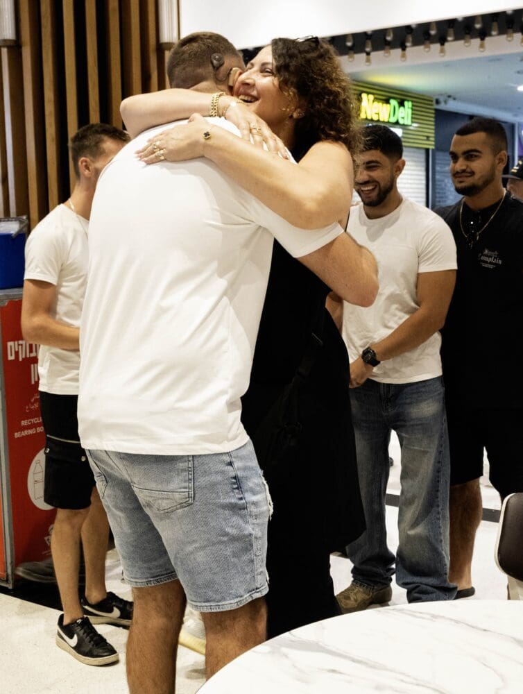 מתנדבים ומתגייסים בקניון חיפה (צילום: אביבה גלברט)