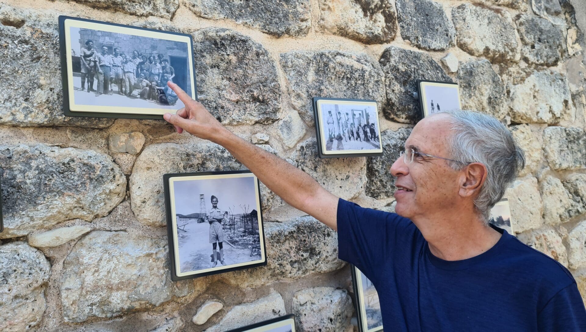 גרי ספיר, בנו של הנוטר אהרון (אלק) ספיר, מצביע על תמונה בה מופיע אביו ...