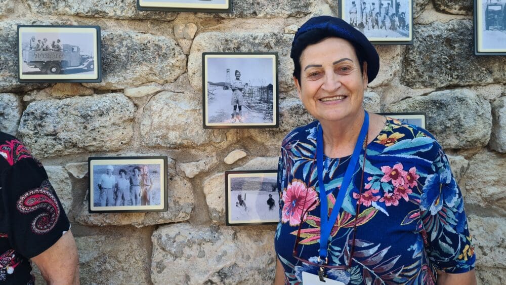 יהודית פיסקוס, בתה של החלוצה סופי פיסקוס, מספרת בהתרגשות על אמה (צילום: יעל הורוביץ)