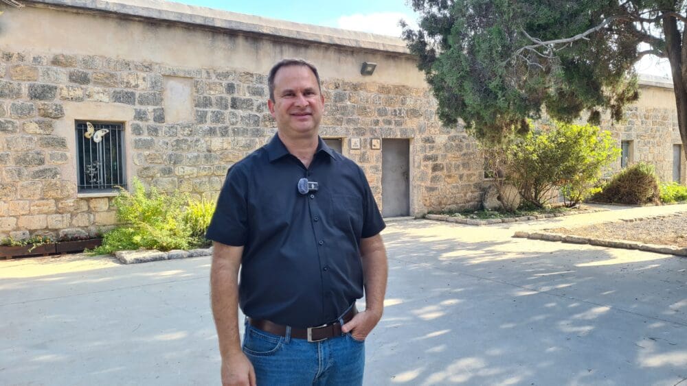 פרופ' אלעד בן דרור במתחם חוות משמר הכרמל (צילום: יעל הורוביץ)