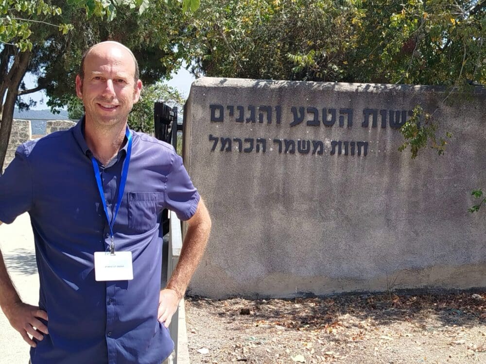 יצחק שינובר, בנה של רחל, אחייניתו של החלוץ דב הוישריק, ביום הכנס במשמר הכרמל (אלבום פרטי)