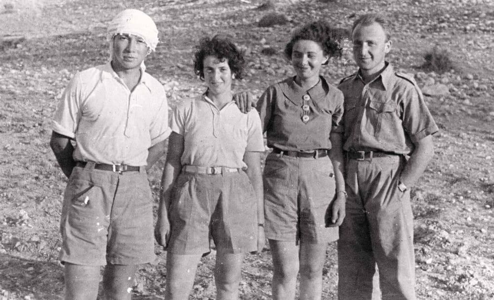 מימין לשמאל – אשר כהנא וחברתו נטי, סופי פיסקוס, יצחק ריש (מאלבומו של יצחק ריש, באדיבות בתו, דפנה קהילה)