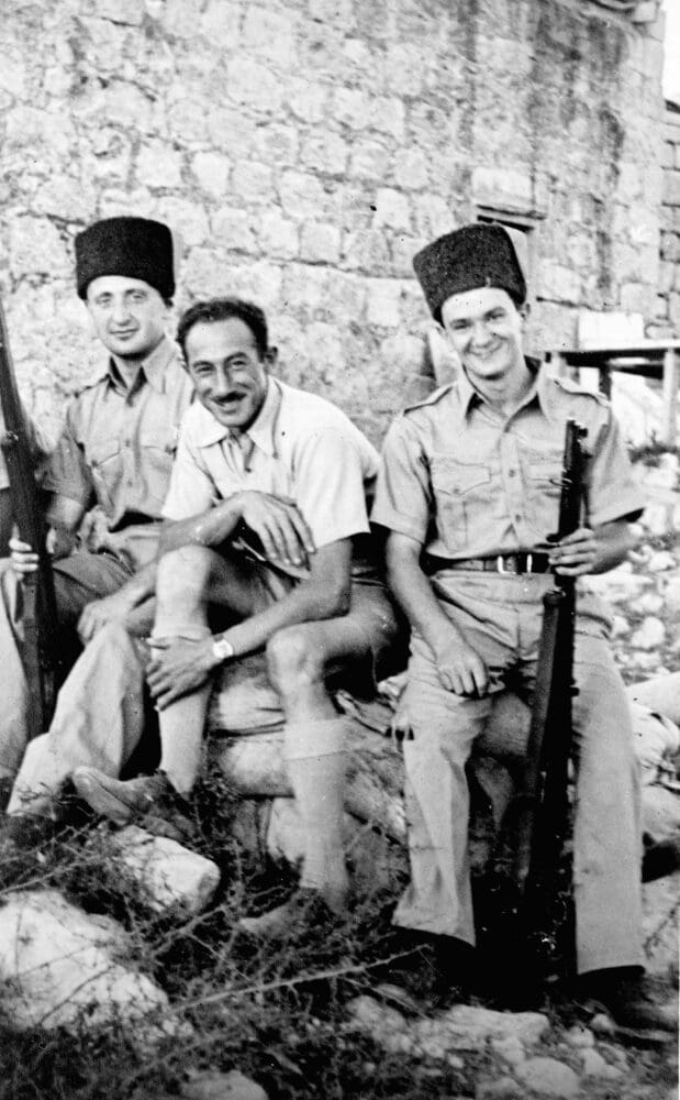 דב הוישריק (מימין), משה בלאט ואשר כהנא ביערות הכרמל (באדיבות דפנה קהילה, בתו של החלוץ יצחק ריש)