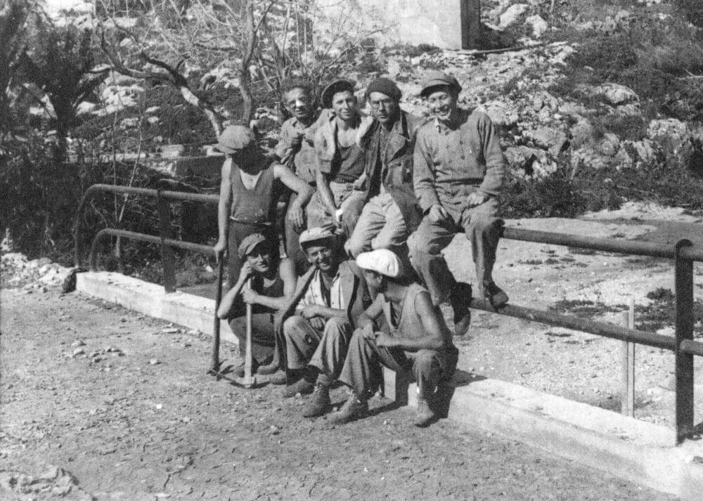 חלוצי יערות הכרמל ליד הגשר שהקימו (באדיבות דפנה קהילה, בתו של החלוץ יצחק ריש)