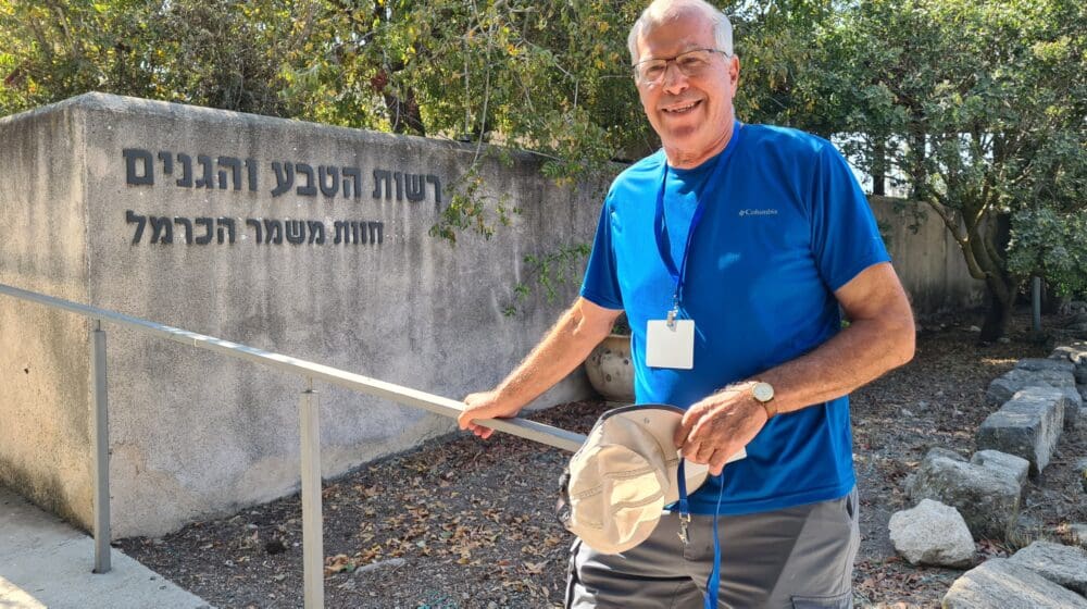 פרופ' דוד מזורסקי, נכדו של היזם יוסף לוי, בכנס בחוות משמר הכרמל, 5.9.25 (צילום: יעל הורוביץ)