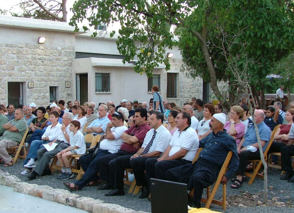 משתתפי טקס השחזור המרגש בחוות משמר הכרמל, ספטמבר 2005 (באדיבות דפנה קהילה, בתו של יצחק ריש).