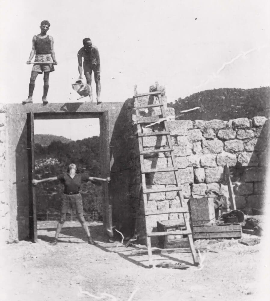 חלוצי ונוטרי יערות הכרמל מבצרים את חרבת שלאלה (באדיבות דפנה קהילה, בתו של החלוץ יצחק ריש)