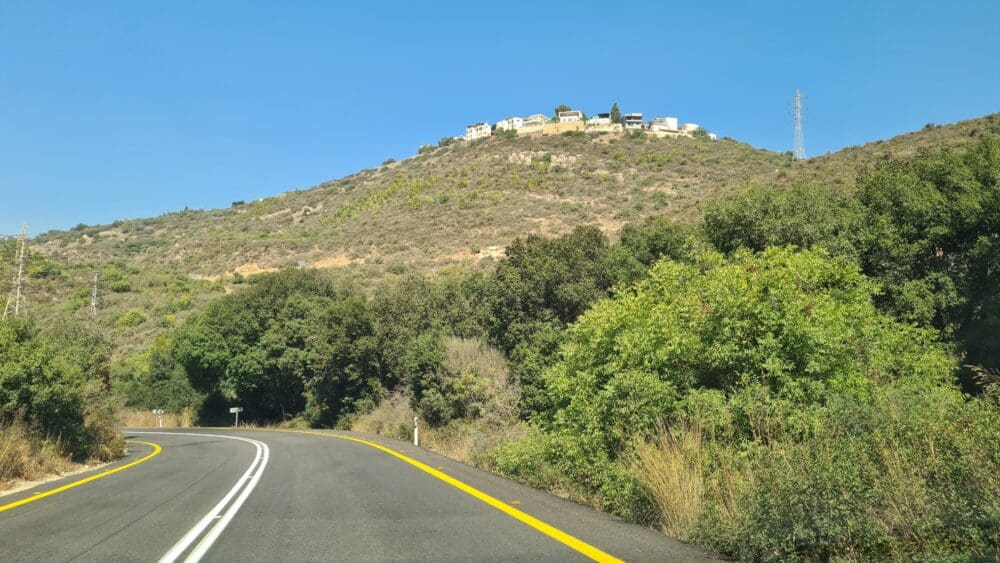 בתי בית אורן, מבט מהירידה מחוות משמר הכרמל (צילום: יעל הורוביץ)