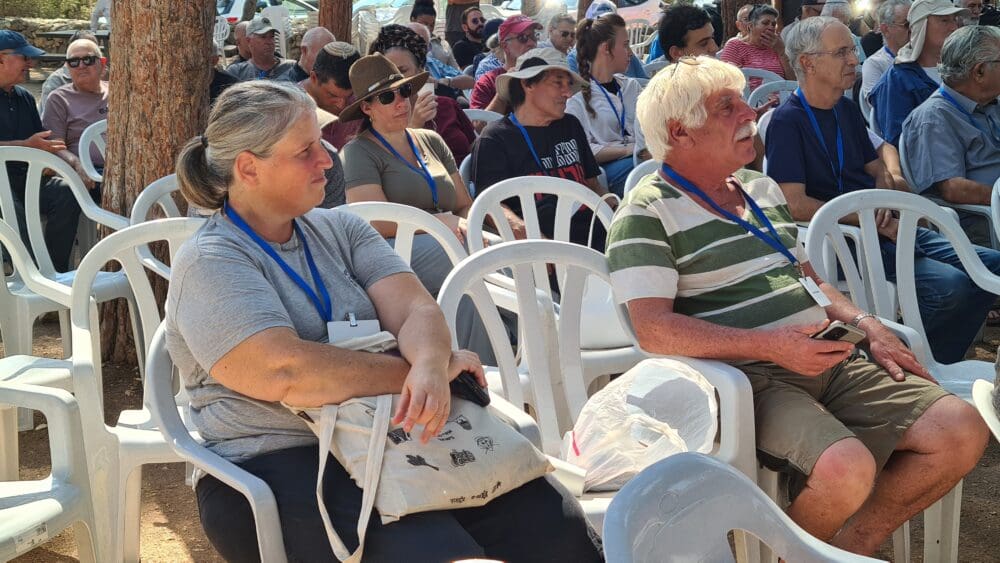 נחמה אייגנר (משמאל) נכדתה של החלוצה סופי פיסקוס, בכנס 90 להתיישבות ביערות הכרמל (צילום: יעל הורוביץ)