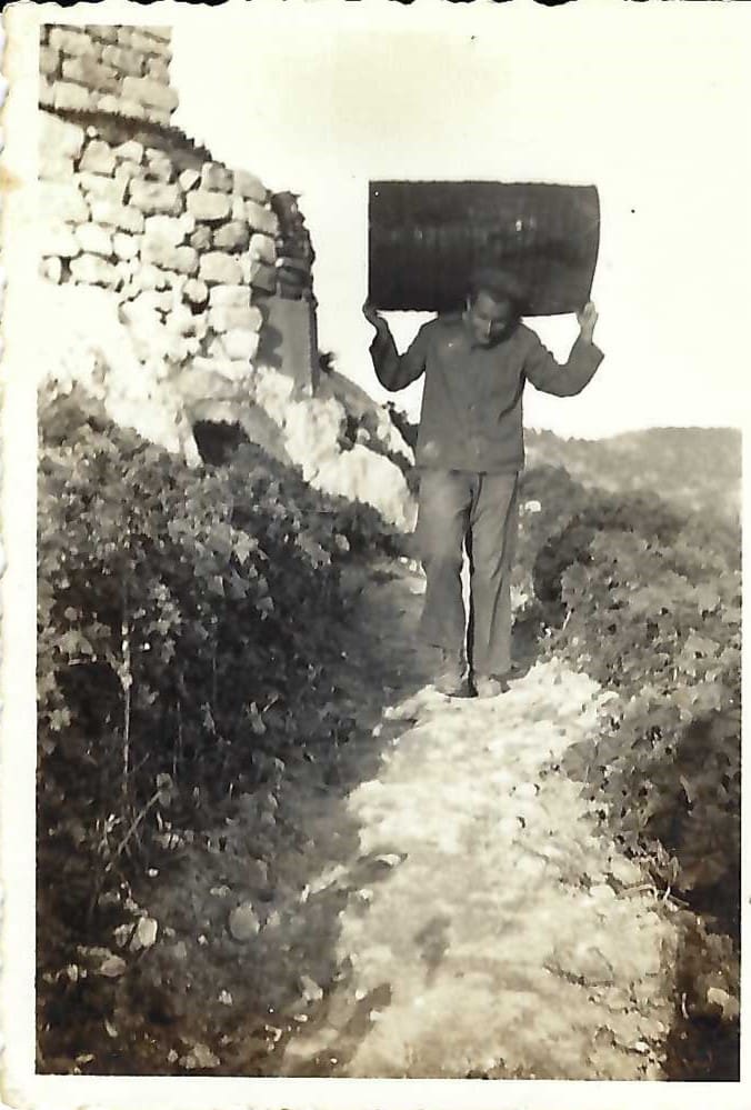 מרדכי בר בנקודת ההתיישבות החלוצית יערות הכרמל (באדיבות חיה אליהו, בתה של ארוסתו, הדי)