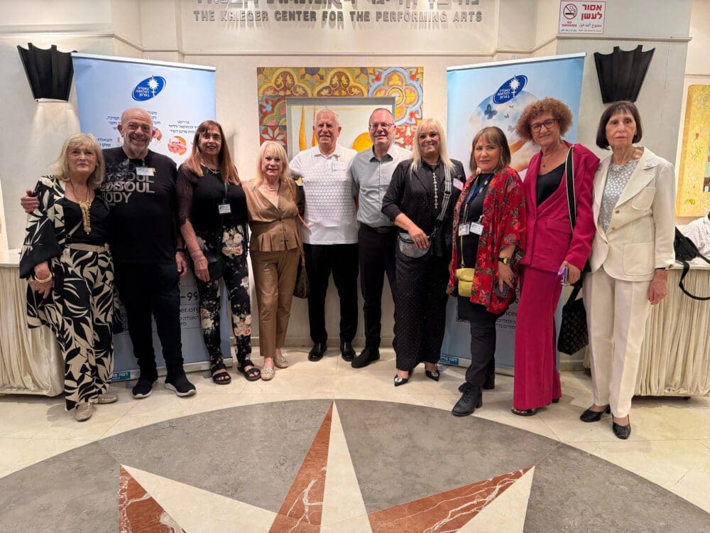 משה בר-חיים, בני ברנשטוק, ונציגות ועדת היגוי של האגודה למלחמה בסרטן, חיפה (צילום: חנה מורג)
