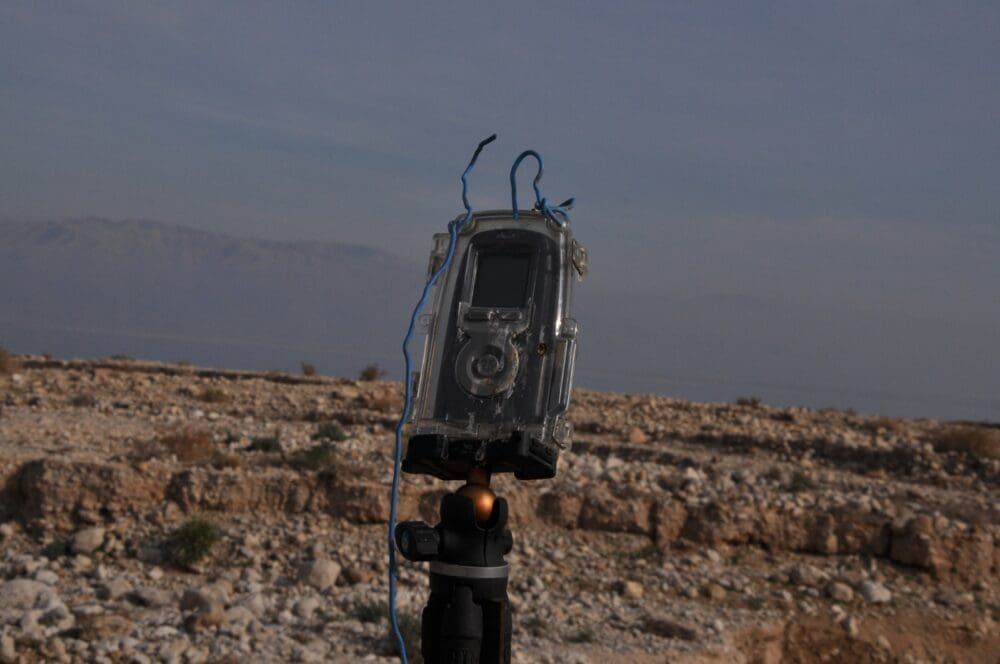 מתקן צילום וחישה של המכון הסיסמי בטרספורם ים המלח (צילום: מוטי מנדלסון)