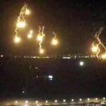ירי מסיבי של פצצות תאורה במפרץ חיפה (צילום: חי פה בשטח)