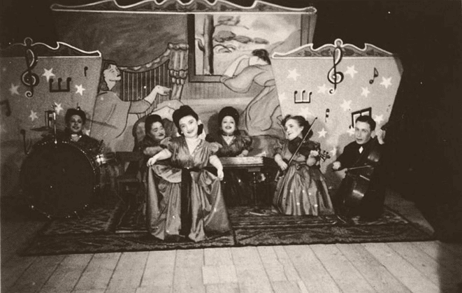 משפחת אוביץ בהופעה 1938 (צלם: לא ידוע)