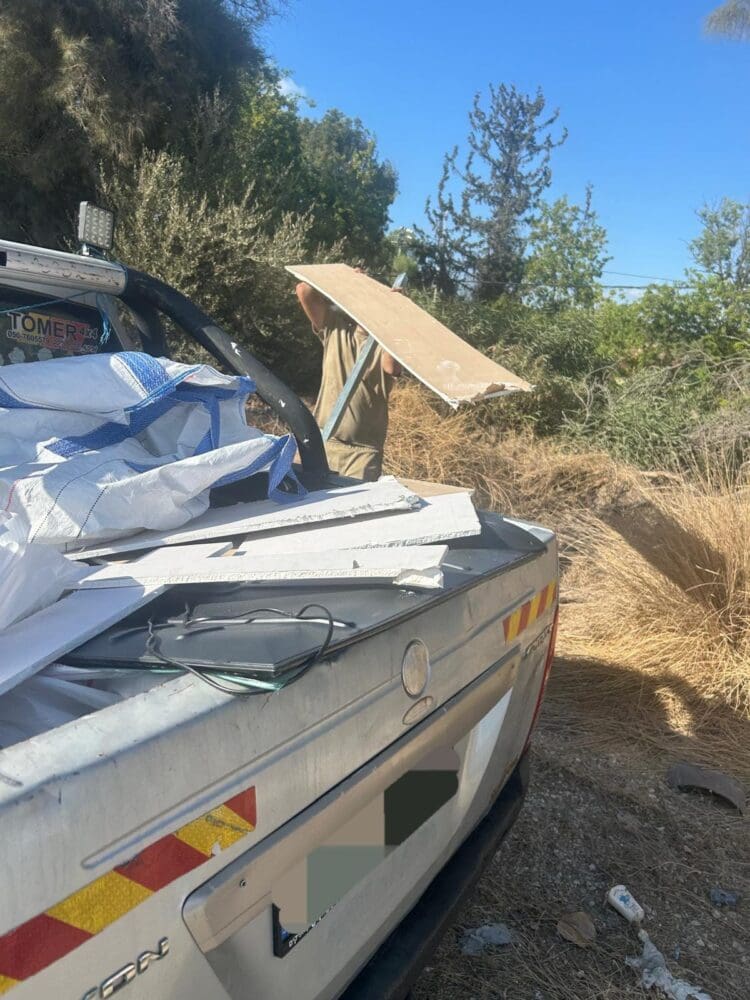 נתפס "על חם" כשהוא זורק פסולת באתר פיראטי(צילום: עיריית חיפה)