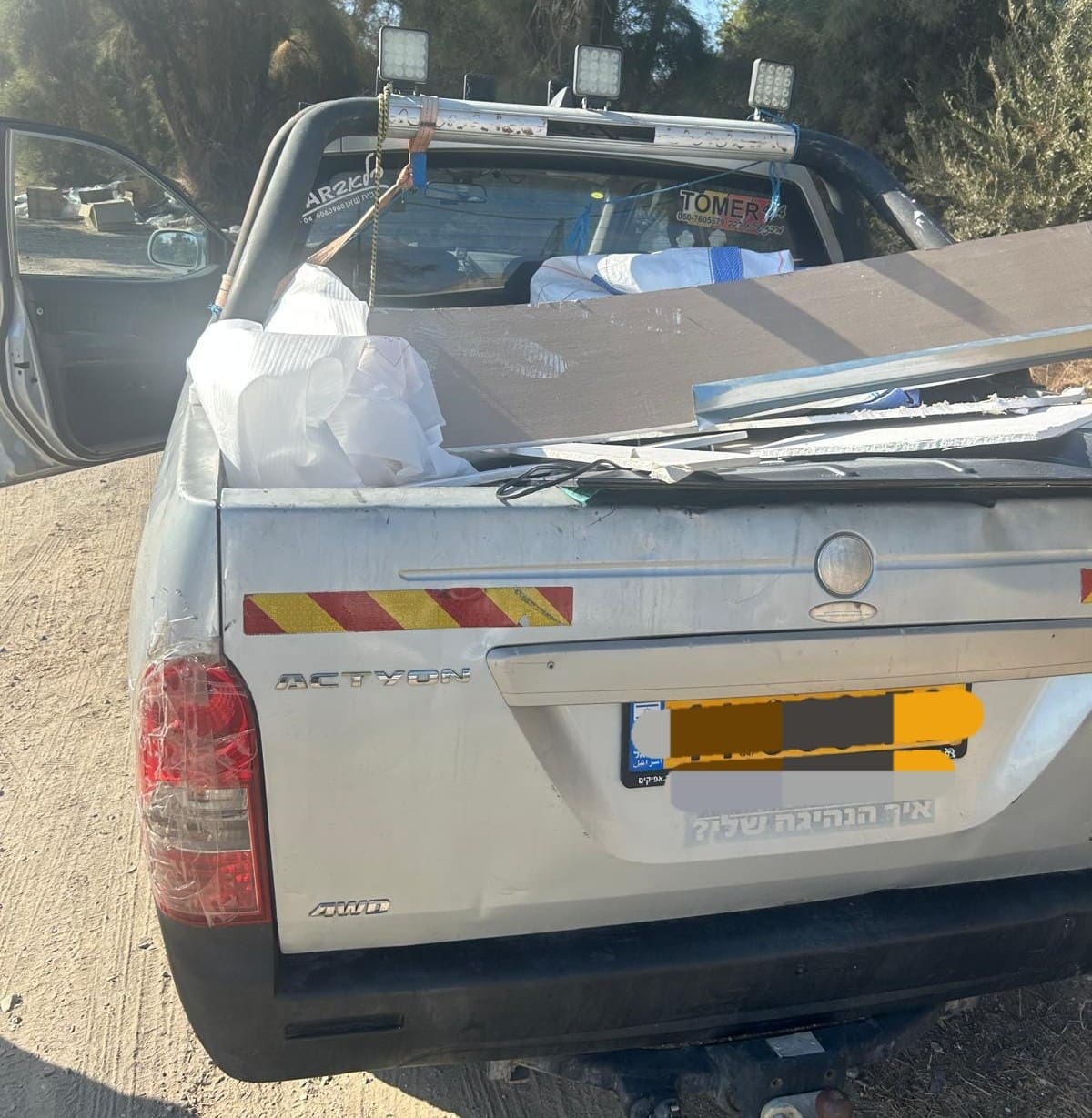 טנדר עמוס בפסולת בניין (צילום: עיריית חיפה)