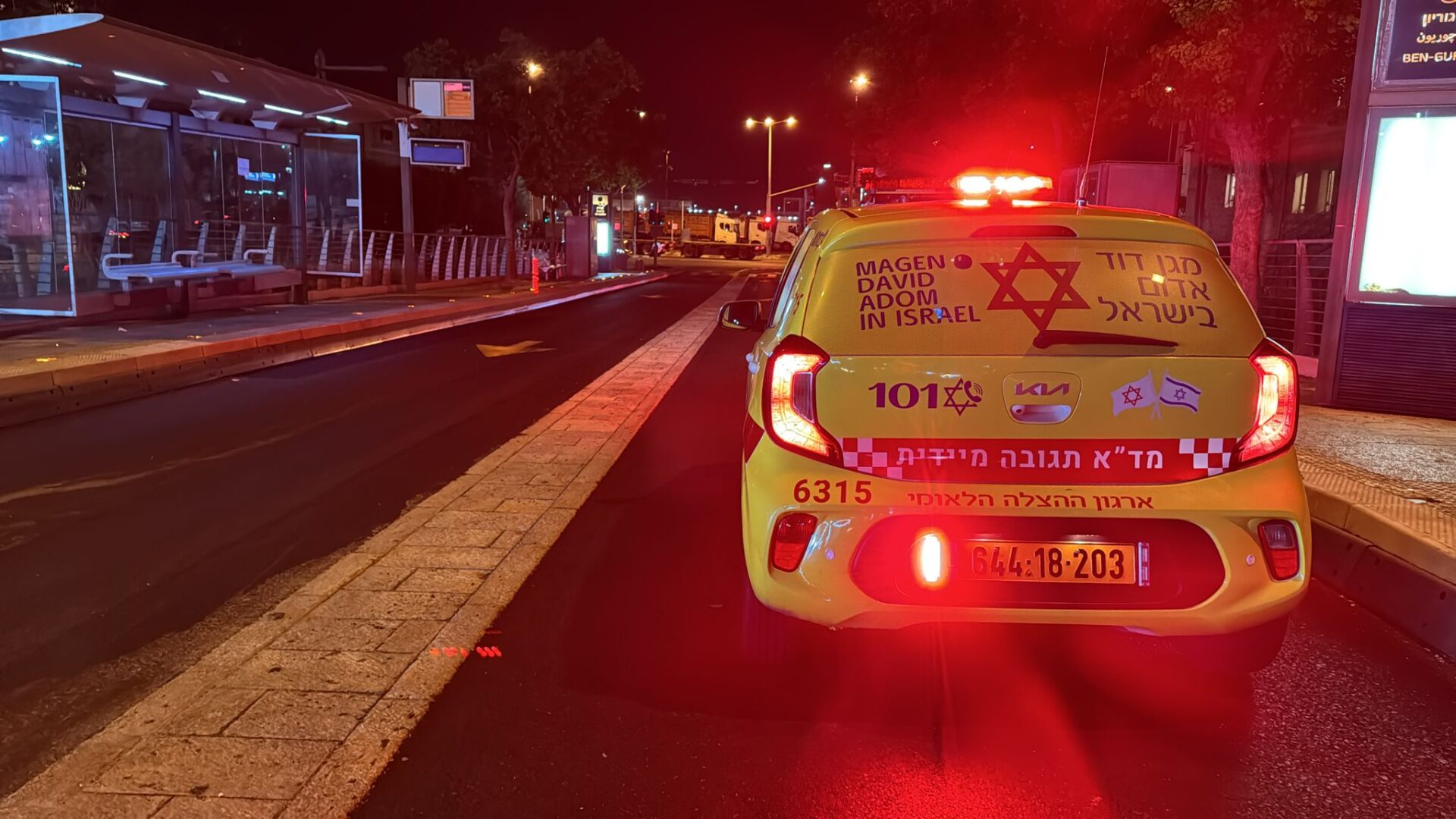 הולך רגל נפגע מהמטרונית בדרך העצמאות בחיפה 13/9/25 (צילום: מד״א)