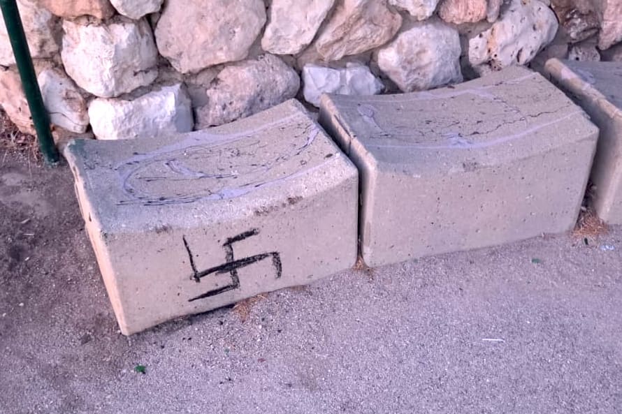 צלב קרס על ספסל ציבורי בחיפה (צילום: חי פה בשטח)