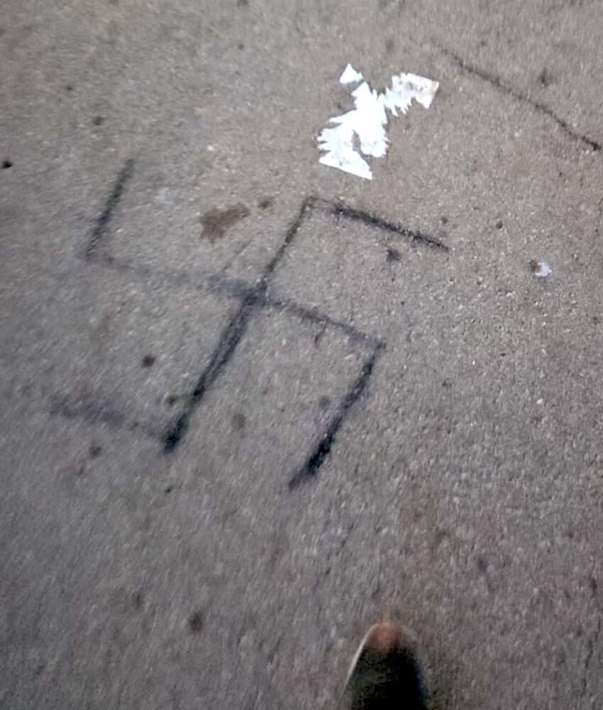 צלב קרס על מדרכה בחיפה 13/9/25 (צילום: חי פה בשטח)