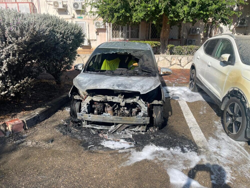 כיבוי הרכב הבוער בסמוך לרכבים חונים (צילום: כבאות והצלה)