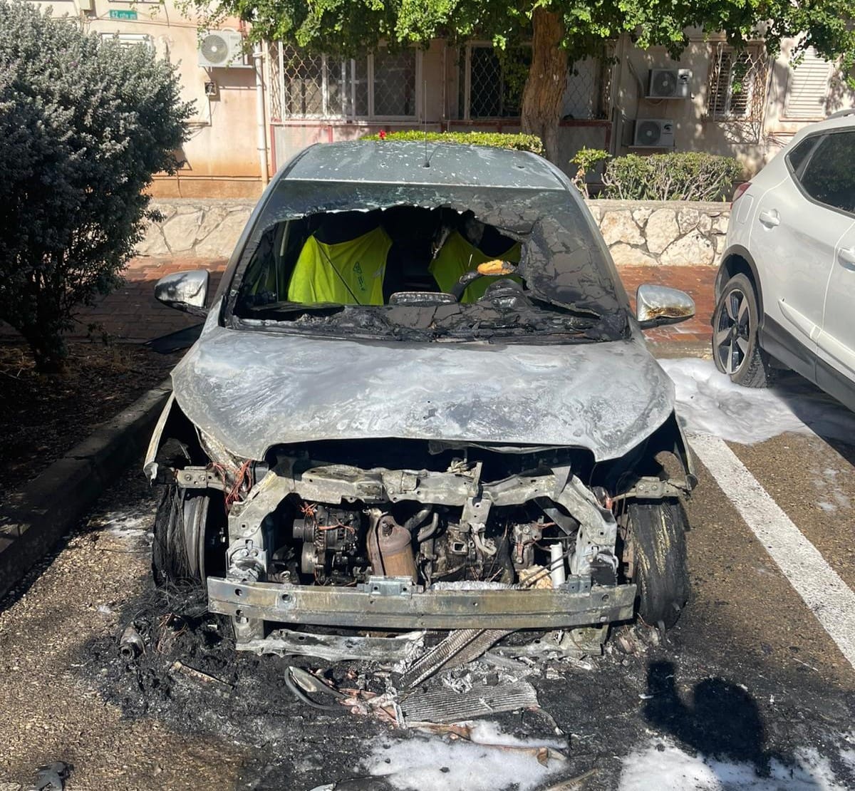 הרכב שהוצת (צילום: כבאות והצלה)