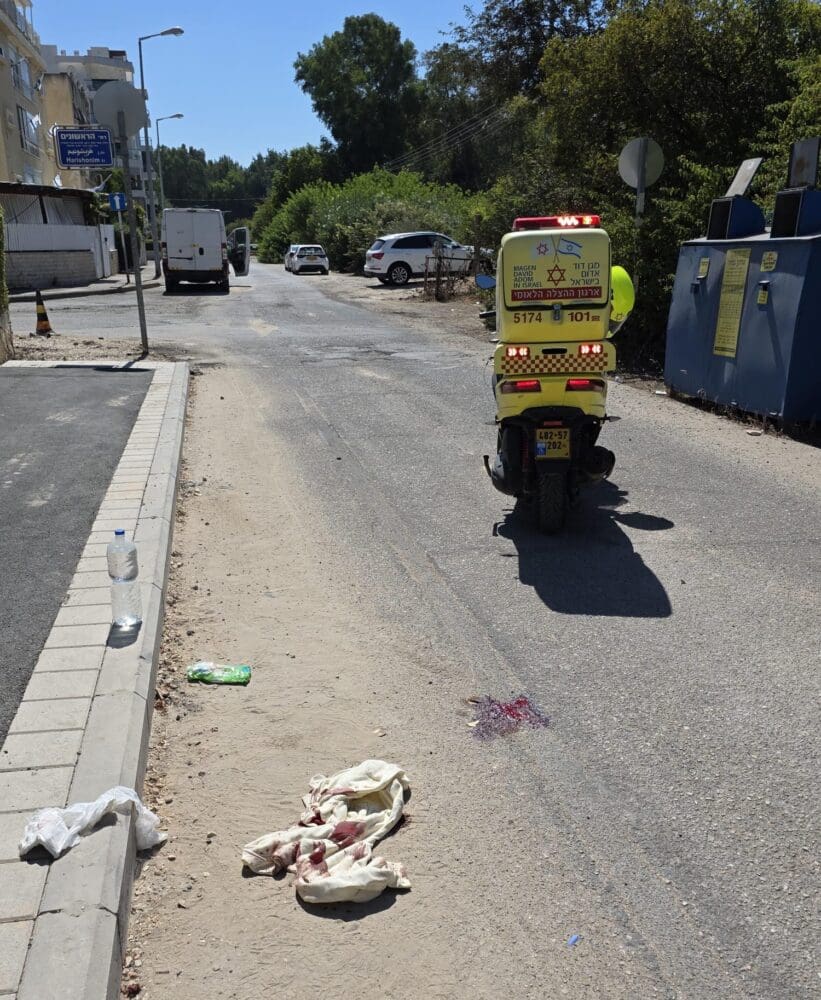 מקום הפגיעה ברוכב הקורקינט (צילום: מד"א)